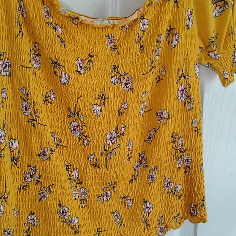 Heart's Hips smocked top size medium - Picture 5 of 9